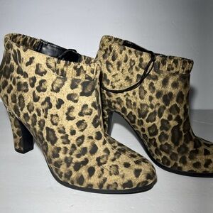 Sam & Libby Selena leopard print heeled bootie size 9 cushioned insole